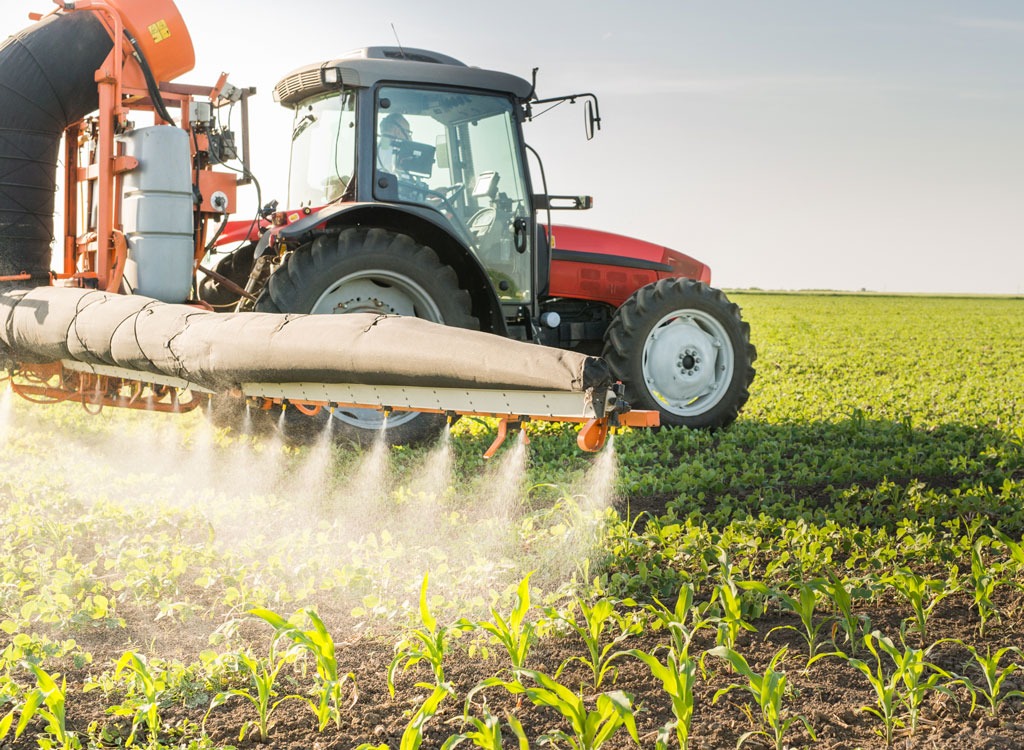 soybean-spraying-pesticides-GMO